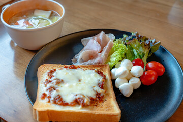 チーズトーストと野菜スープの朝食プレート