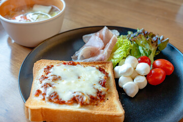 チーズトーストと野菜スープの朝食プレート