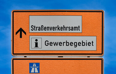 Obraz premium Straßenverkehrsamt und Gewerbegebiet Wegweiser