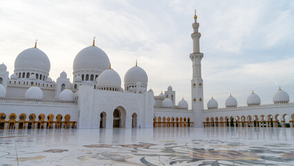 Sheikh Zayed Grand Mosque at sunset, Abu Dhabi, United Arab Emirates. Country's largest mosque, key place of worship for daily Islamic prayers