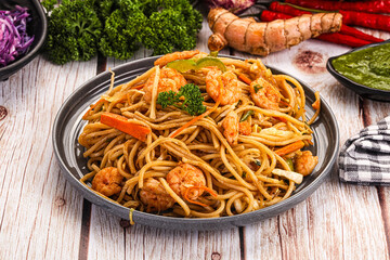 Pasta spaghetti with prawn and vegetables