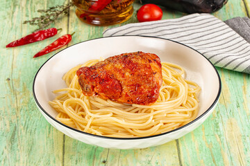 Pasta spaghetti with chicken thighs