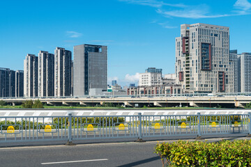 Obraz premium Highway overpass modern city skyline background