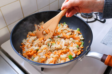 フライパンで炒飯を炒める様子