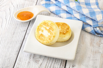 Baked cheesecakes with fruit jam