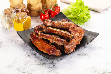 Roasted duck wings with sauce