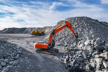 Excavator Hydraulic hammer for crushing oversized rock ore on open pit mine