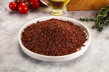 Red raw dry rice gor cooking