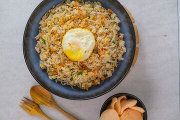 Appetizing Fried Rice Served With A Perfectly Cooked Sunny-Side-Up Egg On Top, Accompanied By Crispy Crackers, Offering A Delicious And Hearty Meal.