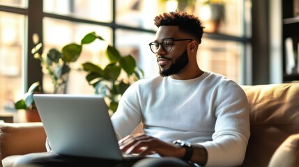 Obraz premium Black confident remote worker using laptop for freelance project