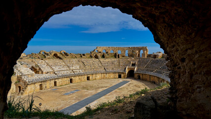 L'area archeologica di Uthina con l'imponente anfiteatro e i resti dell'antica città Romana,...
