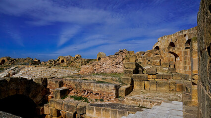 L'area archeologica di Uthina con l'imponente anfiteatro e i resti dell'antica città Romana,...
