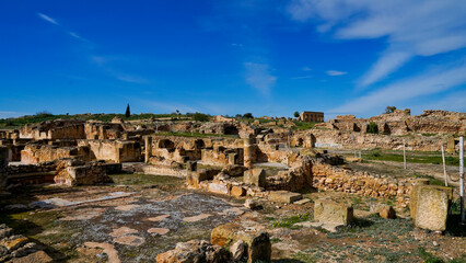L'area archeologica di Uthina con l'imponente anfiteatro e i resti dell'antica città Romana,...