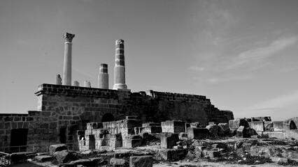L'area archeologica di Uthina con l'imponente anfiteatro e i resti dell'antica città Romana,...