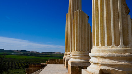 L'area archeologica di Uthina con l'imponente anfiteatro e i resti dell'antica città Romana,...