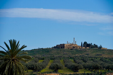 L'area archeologica di Uthina con l'imponente anfiteatro e i resti dell'antica città Romana,...