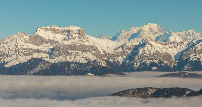 Le sommet du Mont Blanc et de la Tournette au dessus des nuage dans la vall&eacute;e du Lac d'Annecy