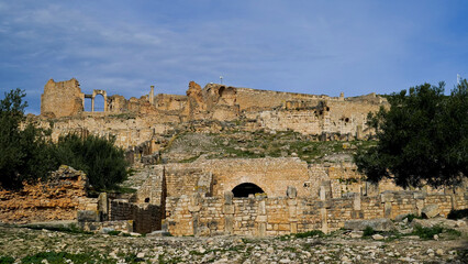 Fototapeta premium L'area archeologica di Dougga,Thugga,con gli spettacolari resti dell'antica città Romana patrimonio mondiali dell'umanità dell'UNESCO ,Tunisia