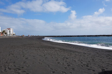 Blick auf den Strand mit schwarzen Sand in Santa Cruz de La Palma auf den Kanaren © Janet Worg