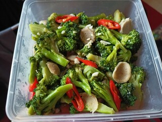 Broccoli and meatballs served in a glass bowl