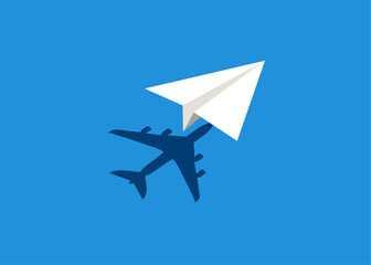 S&iacute;mbolo de viaje. Avi&oacute;n de papel blanco volando sobre un fondo azul con la sombra proyectada por un avi&oacute;n real