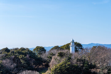 青空に映える白い灯台のある風景