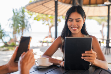 Fototapeta premium young woman using tablet computer in cafe
