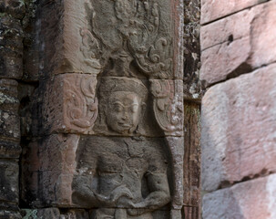 apoyado en la espada