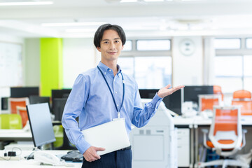 オフィスで働くエンジニアの男性