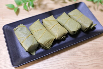 皿にのせた柿の葉寿司