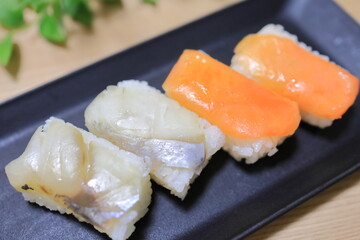 皿にのせた柿の葉寿司