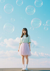 女性のポートレート、シャボン玉、空、エモい