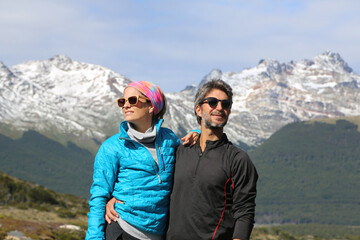 Pareja abrazada contemplando paisaje de Ushuaia, Patagonia argentina