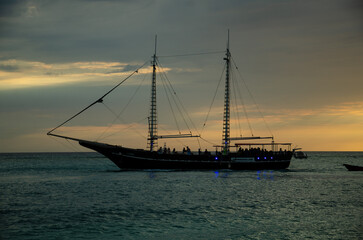Obraz premium a boat at sunset in Aruba some time ago