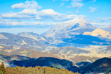 冬の蛇越展望台から見た由布岳　大分県由布市　Mt. Yufu seen from the Jakoshi Observation Deck in winter. Oita Pref, Yufu City.