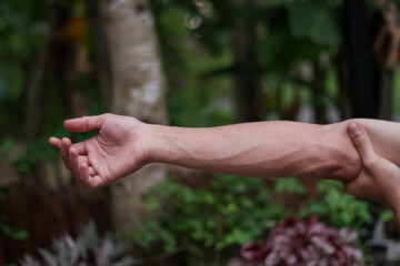 Photo of itchy bumps on the arm. This disease usually occurs due to several things, for example being exposed to caterpillars, being exposed to grass, and can also be due to certain food allergies.