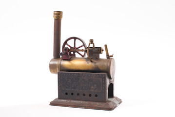 Alte Modelldampmaschiene auf weißem Hintergrund