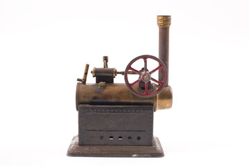 Alte Modelldampmaschiene auf weißem Hintergrund