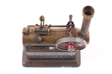 Alte Modelldampmaschiene auf weißem Hintergrund