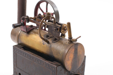 Alte Modelldampmaschiene auf weißem Hintergrund
