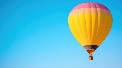 Obraz premium Colorful Hot Air Balloon Soaring Against a Clear Sky