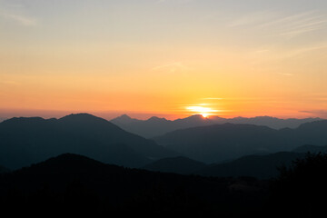 Sonnenuntergang über italienischen Bergen, Südtirol, Gardasee