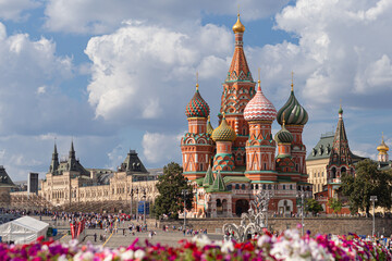 Obraz premium Moscow Kremlin and St Basil's Cathedral on Red Square, Russia