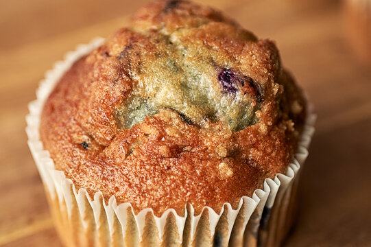 Muffin con ar&aacute;ndanos y topping crujiente en detalle macro