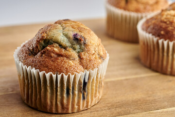 Muffin de arándanos recién horneado en primer plano