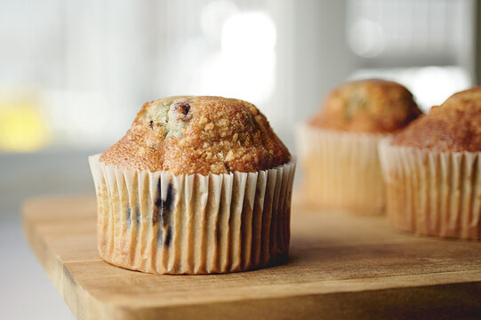 Muffin de ar&aacute;ndanos con luz natural y fondo desenfocado