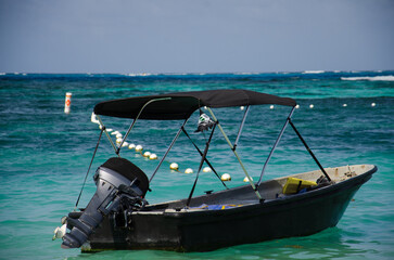 Obraz premium fishing boat on the beach