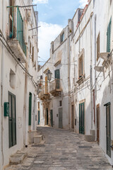 Ruelle pittoresque de Ostuni, la ville blanche, dans les Pouilles, Italie