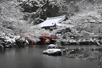 京都市の世界遺産醍醐寺 雪の弁天池と茶寮
