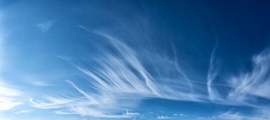 Zarte Schleierwolken am blauen Himmel